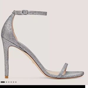 NWT. STUART WEITZMAN. NUDISTCURVE 100 STRAP
SANDAL.